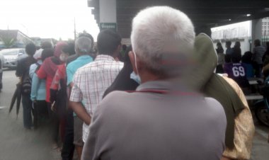 บัตรสวัสดิการแห่งรัฐ “คึกคัก” ตื่นไปเข้าไปคิวตั้งแต่เช้า ธนาคารล้นบัตรคิวหมดไม่ถึง 30 นาที