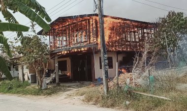 วินาทีไฟไหม้บ้านสองชั้นในอำเภอบัวลายวอด เสียหายนับล้านบาท
