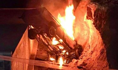 สลด!หนุ่มบ้านไร่ขับกระบะตกกลางถนนไฟลุกท่วมคลอกดับคาซากรถ