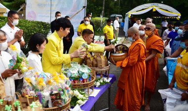 นราธิวาส จัดกิจกรรมทำบุญตักบาตรและพิธีเวียนเทียนรอบฐานองค์พระพุทธทักษิณมิ่งมงคล เนื่องในวันมาฆบูชา ประจำปี 2566