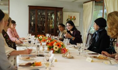 “สุดารัตน์”หัวหน้าพรรคไทยสร้างไทยตั้งวงถกเอกอัครราชทูตหญิง 7 ประเทศแลกเปลี่ยนประสบการณ์