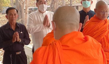 "นายกเคี้ยง คนบ้านเฮา"  ร่วมทอดผ้าไตรบังสกุล งานฌาปนกิจศพ "คุณแม่ขาน แสนคำ"