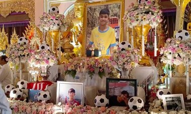 แข้ง 9 หมูป่า ร่วมพิธีอุทิศส่วนกุศล ส่ง"น้องดอม"ครั้งสุดท้าย ลอยอังคารแม่น้ำโขง