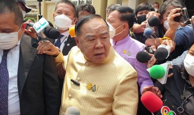 "เขาเจ็บมือ ผมก็เจ็บเท้า"!"บิ๊กป้อม" เลี่ยงตอบให้กำลังใจ "บิ๊กตู่" ปัดคุย "สมศักดิ์" ซบ "พท." ถ้าไปก็ไป