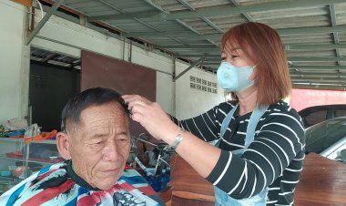 ชื่นชม!สาวใหญ่เมืองอุทัยธานีน้ำใจงาม จิตอาสาตัดผมผู้สูงอายุ 70 ปีฟรี