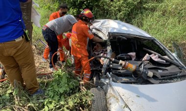 สลด!หญิงวัย 70 ปี ขับรถตามหลังรถบรรทุกหินก่อนเสียหลักตกถนนชนต้นไม้ดับ