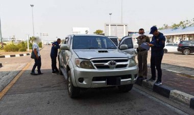 ตม.มุกดาหารตรวจเข้มสกัดกั้นรถยนต์ต้องสงสัยเกี่ยวข้องขบวนการนำรถข้ามชาติ