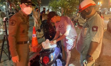 สภ.หนองขาม“จับ ปรับ แจกน้ำ” กวดขันวินัยจราจร หวังลดความสูญเสียต่อชีวิต