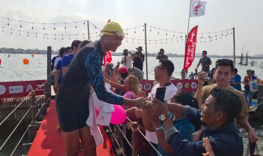 “กรณ์” พรรคชาติพัฒนากล้า โชว์ฟิต ว่ายน้ำข้ามทะเลสาบสงขลา 2  กม. โปรโมทการท่องเที่ยววิถีชุมชน