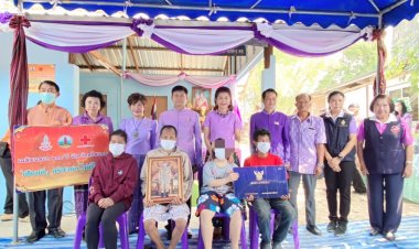 พ่อเมืองดอกลำดวนบาน ลุย..! มอบเฮือนให้ผู้ยากไร้ กันลม แดด ฝน พร้อมที่นอนหมอนมุ้ง เครื่องใช้ในครัวเรือนมากมาย