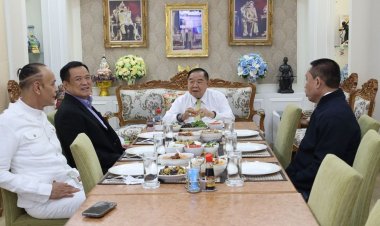 ป่ารอยต่อฯ คึกคัก ! "อนุทิน -ศักดิ์สยาม -ชาดา" กินข้าวกลางวัน "บิ๊กป้อม" บรรยากาศชื่นมื่น