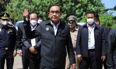 ชาวนราธิวาสแห่ต้อนรับ"นายกฯ"ล่องใต้เปิดแพขนานยนต์ลำใหม่เชื่อมไทย-มาเลเซีย