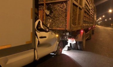 สลด!หนุ่มบึ่งรถส่งอาหารสดหลับในพุ่งชนท้ายรถพ่วงบรรทุกอ้อยตายคาที่