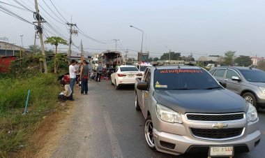 ระทึก!เก๋งพุ่งเสยท้ายรถสองแถวรับส่งแรงงานเมียนมาแยกสะพานคู่เขตอุทัยเจ็บสาหัส 3