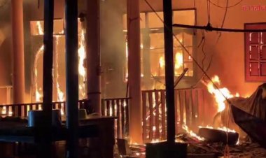 8 ชีวิตหนีตายระทึกกลางดึก ไฟไหม้บ้าน 2 ชั้น วอดทั้งหลัง ตร.เร่งหาสาเหตุ