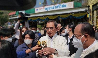 โดนจนได้!"บิ๊กตู่"หัวเสียถูกหญิงสูงวัย บุกถามกลางเมืองเชียงใหม่เมื่อไหร่จะยุบสภาพร้อมชู 3 นิ้วไล่