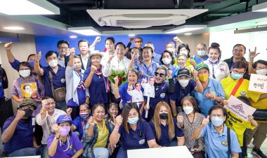 กลุ่มปกป้องสถาบันฯนับร้อยเดินทางมาสมัครเป็นสมาชิกพรรครวมไทยสร้างชาติ