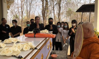 "นายกเคี้ยง คนบ้านเฮา" ร่วมทอดผ้าไตรบังสกุล งานฌาปนกิจศพ "พ่อหลวงจันตา"
