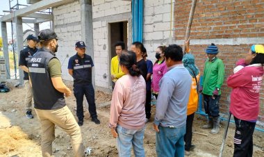 ตม.มุกดาหาร  บุกไซต์งานก่อสร้าง ตรวจสอบแรงงานผิดกฏหมาย