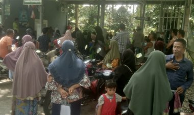 ชาวพัทลุงแห่รับความช่วยเหลือจากประสบภัยน้ำท่วมหนักในรอบ 20 ปี