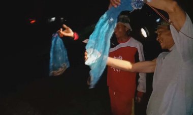 อาชีพเสริมหน้าแล้ง!ชาวบ้านมุกดาหารออกจับจักจั่นตัวอ่อนตอนกลางคืนสร้างรายได้งาม