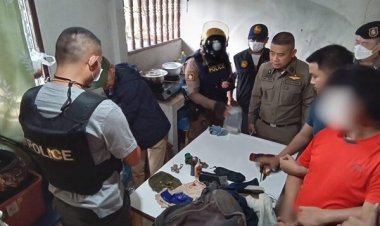 ผัวหลอนคลั่ง!โมโหถูกบอกเลิก จับเมียเป็นตัวประกัน ตำรวจบุกชาร์จ พบยาบ้า 800 เม็ด