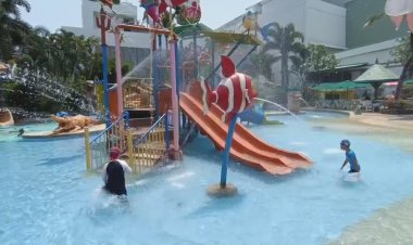 โคราชร้อนระอุทะลุ 37 องศา ผู้ปกครองแห่พาลูกหลานเล่นสวนน้ำในห้างดังคลายร้อนคึกคัก