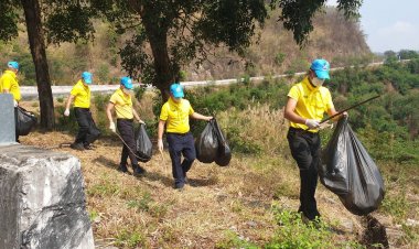 ไอเดียเจ๋ง! จิตอาสา ตร.ทางหลวงเพชรบูรณ์ เก็บขยะทำความสะอาดริมถนนสาธารณะ