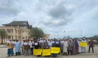 ชาวบ้านนับ 100 คนลุกฮือประท้วงกดดันรับผลสรรหาคณะกก.อิสลามมัสยิดกลางปะนาเระ