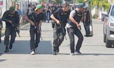 สะเทือนขวัญเมืองเพชร!ตำรวจเจ็บอีก 1 ราย ถูกยิงเข้าแก้ม หลังพยายามปิดล้อมจับหนุ่มคลั่งยิงดับ 3 ศพ