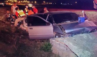 3 ชีวิตหวิดดับยกคัน!สาวซิ่งเก๋งลืมเปิดไฟหน้า  รถพุ่งตกร่องลึก3เมตร เสยท่อระบายน้ำ