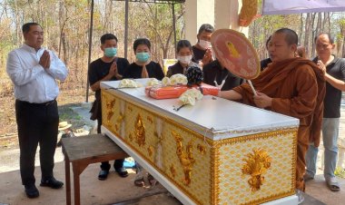 "นายกเคี้ยง คนบ้านเฮา"  ประธานทอดผ้าไตรบังสกุล งานฌาปนกิจศพ "พ่อหลวงสมพร ลือใจ"