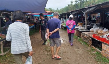 ตลาดนัดอำเภอเบตงคึกคักต้อนรับเดือนรอมฏอน พี่่น้องชาวไทยมุสลิม-มาเลเซียแห่จับจ่ายเงินสะพัด