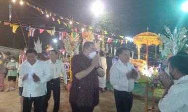 "นายกเคี้ยง คนบ้านเฮา"ลงพื้นที่ร่วมพิธียกยอดฉัตรทอง อุโบสถ วัดแม่ตาวบ้านสันโรงเรียน