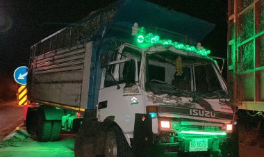 ระทึก!รถบรรทุกอ้อยเต็มคันเบรกแตกถอยหลังลงเนินชนท้าย 4 คันรวด บาดเจ็บ 1 ราย