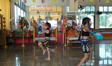 มวยหญิงสองพี่น้องฟันน้ำนมแต่งชุดมวยไทยรำถวายหลวงพ่อเรไลย์ก่อนขึ้นฟาดปากกันมันส์หยด