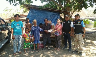 ตาเลี้ยงดู 7 ชีวิตยิ้มออกแล้ว!!ทีมงานอาจารย์เต้มอบข้าวสารอาหารแห้งพร้อมเงิน 3 พันช่วยเหลือผ่านกองบก.นสพ.อุทัยโพสต์