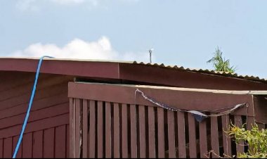 อากาศร้อนจัดตับแตก! คนปราจีนฯนำภูมิปัญญาชาวบ้าน ติดสปริงเกอร์คลายร้อนบนหลังคาบ้าน