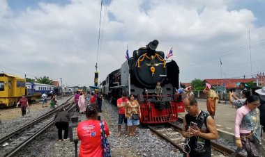 นักท่องเที่ยวแห่ถ่ายภาพหัวรถจักรไอน้ำรุ่นหลังสงครามโลกครั้งที่ 2 เก็บเป็นที่ระลึก
