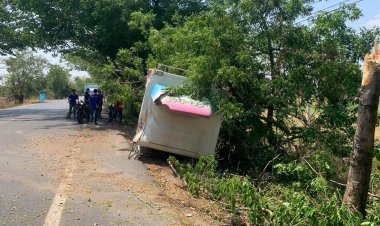 ระทึก!หนุ่มใหญ่ขับรถส่งน้ำแข็งเสียหายพุ่งชนต้นไม้รอดตายปาฎิหาริย์เชื่อพระเครื่องแขวนคอช่วยชีวิต