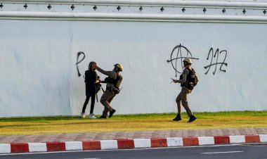 ตำรวจบุกรวบทันควัน กลุ่มศิลปะปลดแอก พ่นสีข้อความ 112 บนกำแพงวัดพระแก้ว