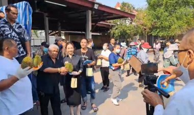 ฮืฮา!งานเผาศพพ่อค้าผลไม้ขอนแก่นแจกทุเรียนกว่า 1,500 ลูก มอบเป็นของชำร่วยแขก