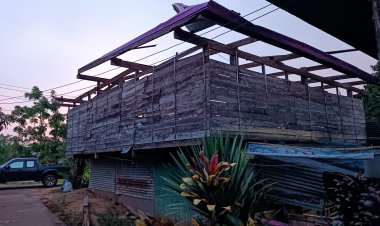 พายุฤดูร้อนถล่มครบุรีหอบหลังคาบ้านประชาชนหายไปทั้งหมด โชคดีไม่มีใครได้รับบาดเจ็บ