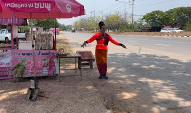 สาวขอนแก่นจัดเต็ม!ใส่ชุดไทยวาดลวดลายรำไทยโบกขายข้าวโพดริมถนนสร้างรายได้พุ่ง