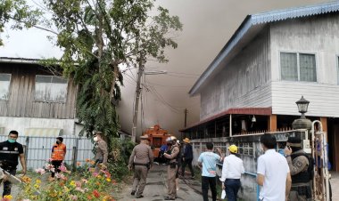 แตกตื่นกันทั้งตึก!ไฟไหม้บ้านเก่าข้างร.พ.อุทัยธานี วอด 4 หลัง คาดไฟฟ้าลัดวงจร