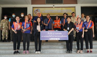 เอกชนมอบกระบองไฟให้จนท.ประจำจุดตรวจเมืองปราจีนฯใช้ป้องกัน-ลดอุบัติเหตุทางถนนช่วงสงกรานต์