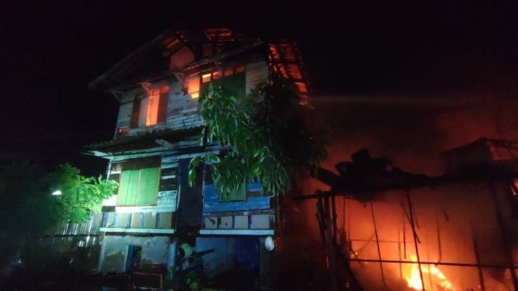 หนุ่มปทุมธานีคลั่งจุดไฟเผาห้องตัวเองลามติดบ้านข้างเคียงเสียหาย 3 หลัง