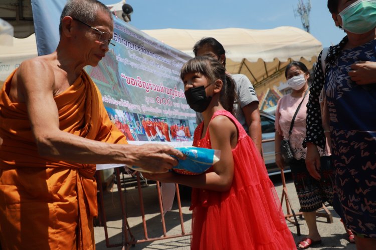 พระมหานพโรจน์ ธัมมิโก เจ้าอาวาสวัดคลองเตยนอก พระสมุห์กันตพัฒน์ สุภัทโท,ดร ผู้ช่วยเจ้าอาวาสวัดคลองเตยนอกพร้อมพระลูกวัดร่วมกันแจกข้าวสารอาหารแห้งให้กับชาวบ้านผู้ยากไร้ในละแวกใกล้เคียงวัดคลองเตยนอก