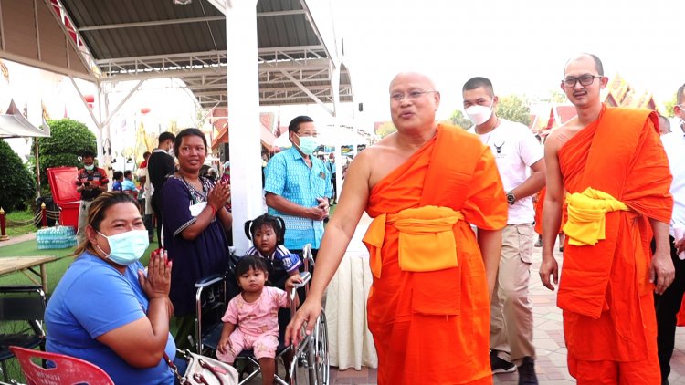 ชาวบ้านพระสงฆ์แห่ให้กำลังใจเจ้าคณะจังหวัดพิจิตรหลังถูกม็อบคู่อริวัดหลวงพ่อเงินบางคลานใส่ร้ายป้ายสี