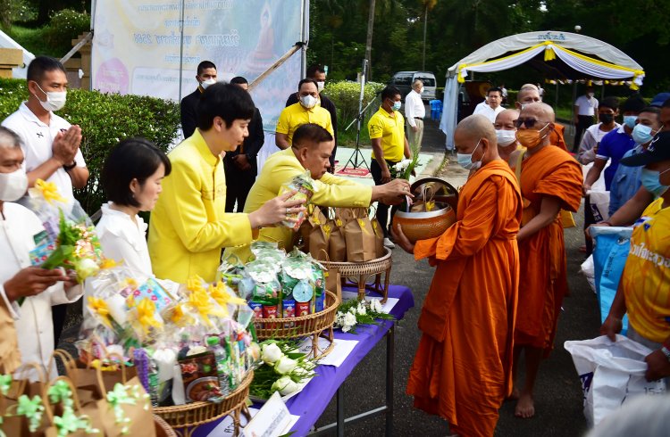 นราธิวาส จัดกิจกรรมทำบุญตักบาตรและพิธีเวียนเทียนรอบฐานองค์พระพุทธทักษิณมิ่งมงคล เนื่องในวันมาฆบูชา ประจำปี 2566